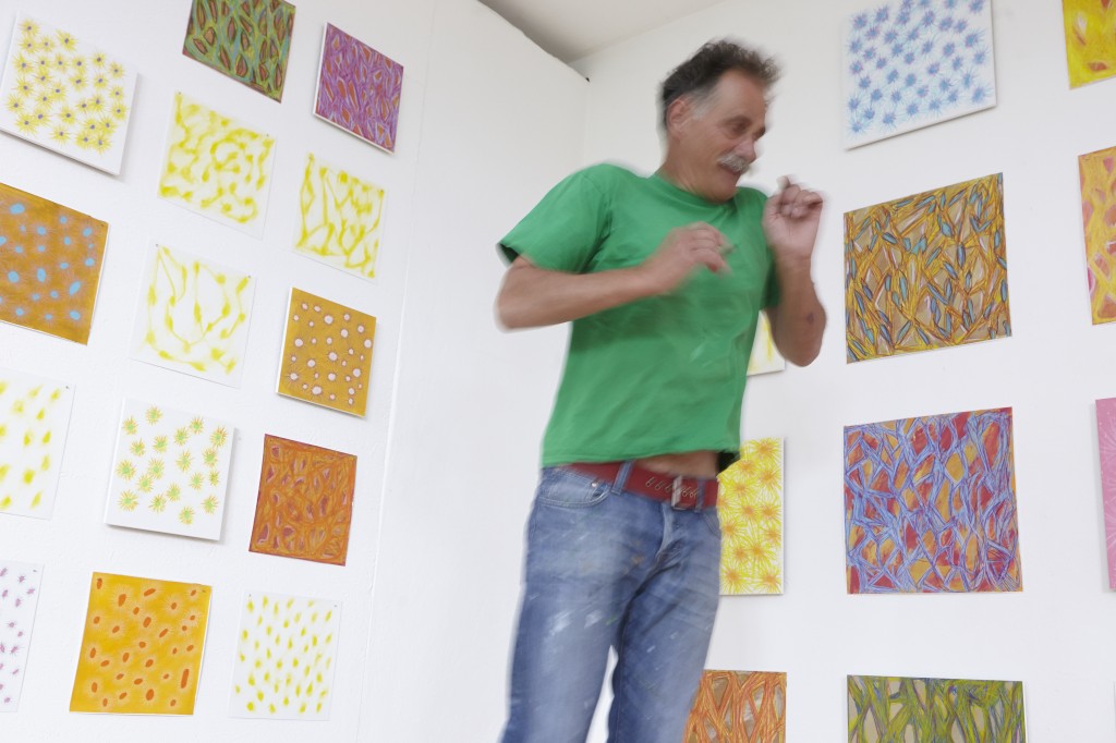 Urs Heinrich beim Rumhüpfen im Atelier